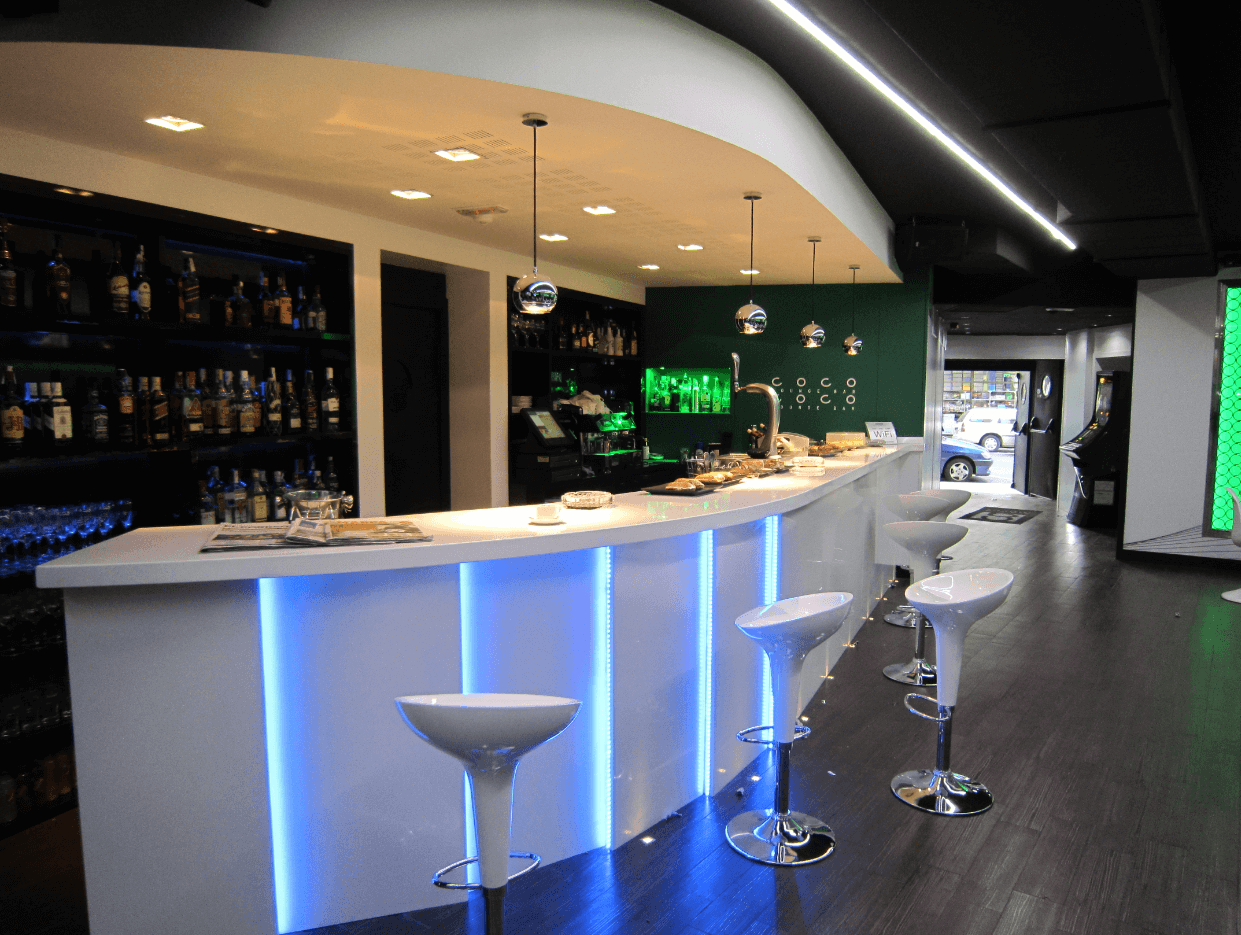 Iluminación tiras LED luz azul en bar