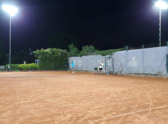 Iluminación con reflector LED en cancha de tenis