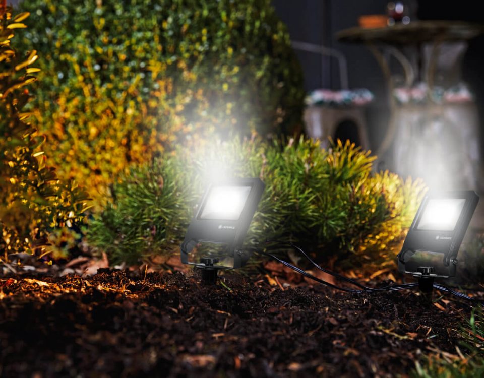 Iluminación de exterior con proyectores en jardín