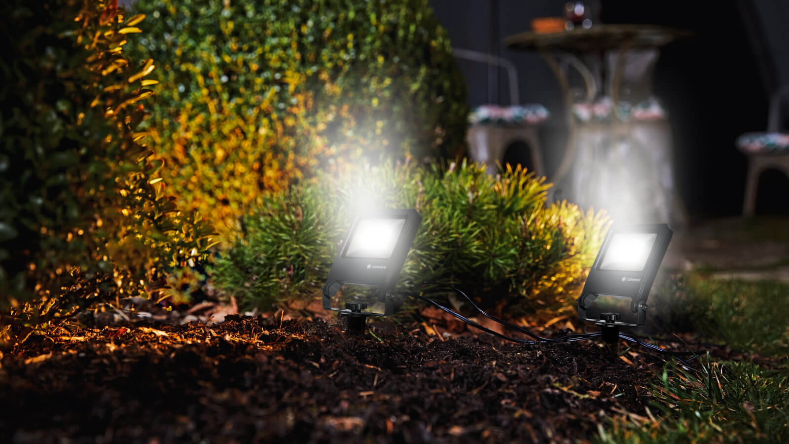 Iluminación de exterior con proyectores en jardín