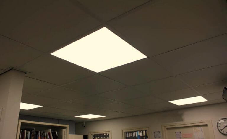 Panel LED cuadrado embutido en falso techo de oficina