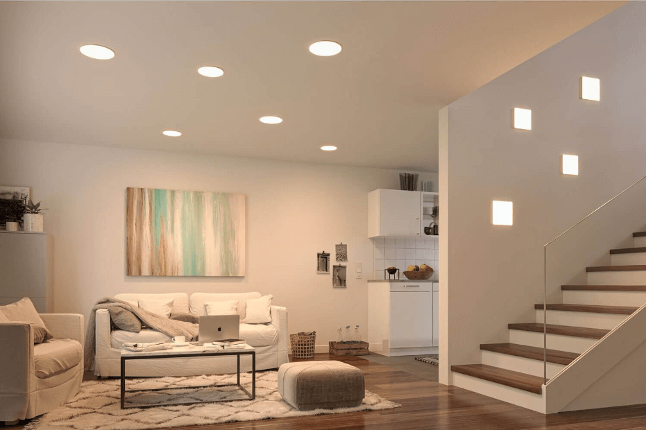Paneles LED cuadrados y redondos empotrados en techo y paredes de living