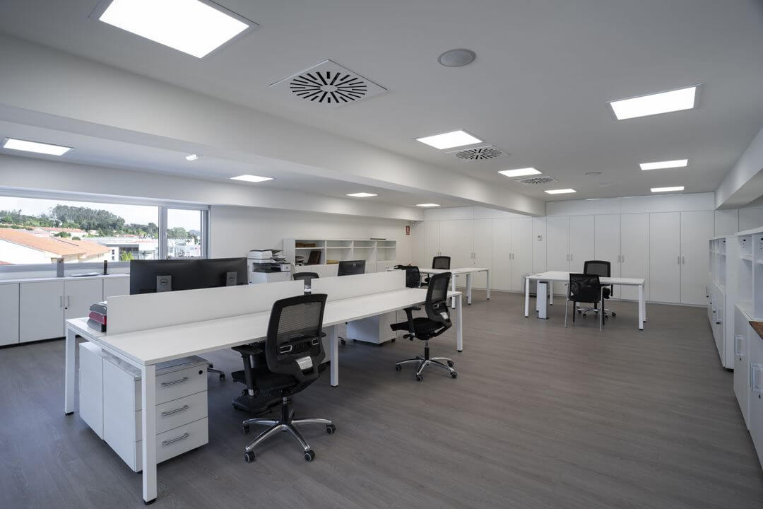 Paneles LED en oficina