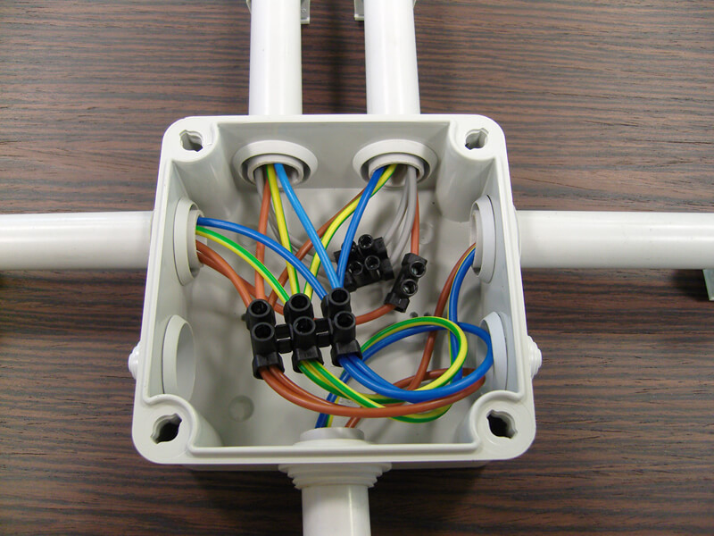 Caja de derivación de PVC instalada