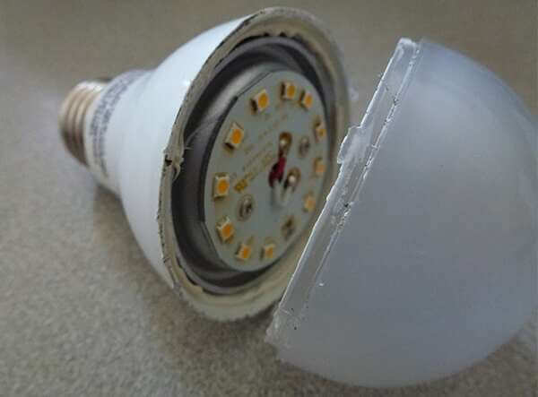 Lámpara LED desarmada